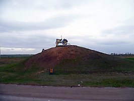 Памятник «Первым пахарям земли Тацинской»