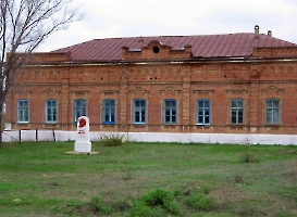 Старицкое. Бывшая церковно-приходская школа и памятник комсомольцу Якову Веберу, убитому в 1929 году кулаками