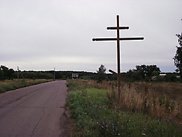 Пады. Поклонный крест на въезде в село