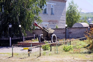 Павловка. Памятник-гаубица Д-1