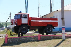 Павловка. Памятник пожарным и спасателям