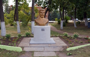 Аткарск. Бюст Сталина в городском парке