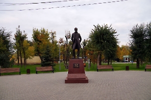 Энгельс. Памятник Ф.Е. Кобзарю