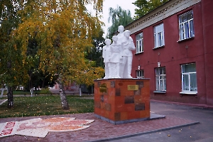 Энгельс. Памятник «Крупская и дети пионеры – герои»