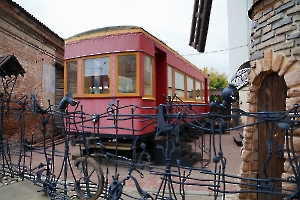 Энгельс. Кафе «Телега» с макетом ветряной мельницы  и трамвайным вагоном