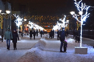 Саратове.  Пешеходная улица Волжская в новогодней иллюминации