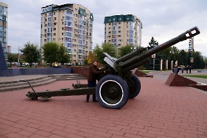 Энгельс. 152-мм гаубица Д-1 у Памятника «Героям фронта и тыла»