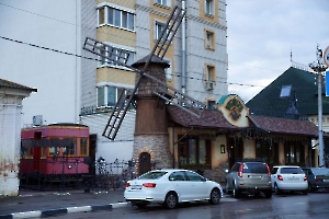 Энгельс. Кафе «Телега» с макетом ветряной мельницы  и трамвайным вагоном