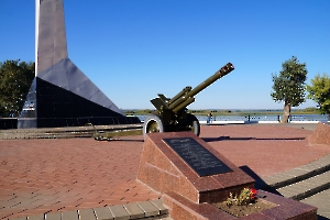 Энгельс. Памятник героям фронта и тыла в Городском парке - 152-мм гаубицы Д-1