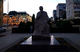Саратов. Памятник К.А. Федину