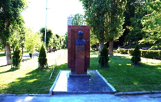 Саратов. Памятник А.И. Шибаеву