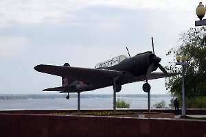 Волгоград. Музей-панорама «Сталинградская битва». Памятник самолёту СУ-2 (ББ-1)
