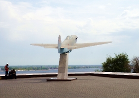 Волгоград. Музей-панорама «Сталинградская битва». Памятник самолёту Як-3