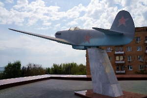 Волгоград. Музей-панорама «Сталинградская битва». Памятник самолёту Як-3