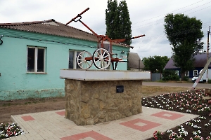 Петровск. Памятник пожарному насосу Листа