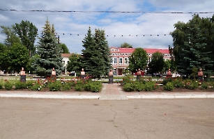 Петровск. Аллея Героев на площади Ленина