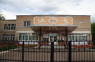 Петровск. Барельеф на фасаде детской школы искусств