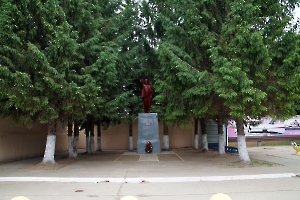 Петровск. Памятник В.И. Ленину у проходной завода «Молот»