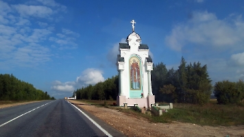 Киот с иконой Серафима Саровского на трассе Саранск – Нижний Новгород 