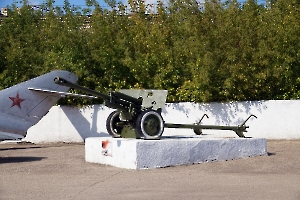 Экспозиция военной техники на мемориальном комплексе «Никто не забыт, ничто не забыто» – 76-мм дивизионная пушка ЗиС-3