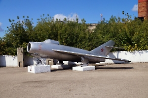 Экспозиция военной техники на мемориальном комплексе «Никто не забыт, ничто не забыто» – самолет Миг-15