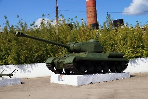 Экспозиция военной техники на мемориальном комплексе «Никто не забыт, ничто не забыто» – тяжелый танк ИС-2