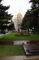 Волгоград. Мамаев Курган. Братская могила перед Храмом Всех Святых