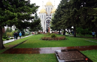 Волгоград. Мамаев Курган. Братская могила перед Храмом Всех Святых