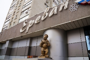 Саратов. Скульптура у ресторана «Ереван»