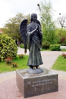 Волгоград. Скульптура «Ангел-Хранитель» в сквере Саши Филиппова