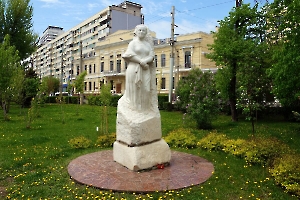 Волгоград. Памятник поэтессе Маргарите Агашиной