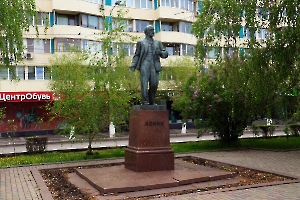 Волгоград. Памятник В.И. Ленину в сквере перед зданием администрации области