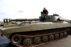 Экспозиция военной техники на набережной Волгограда