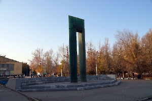 Саратов. Памятный знак в честь 40-летия завода «Техстекло»