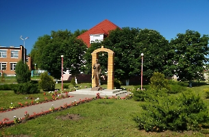 Татищево. Памятник выпускникам школ Татищевского района, ушедшим на фронт в годы Великой Отечественной войны