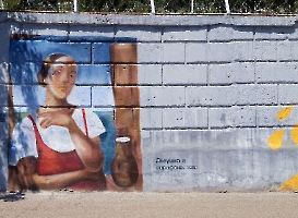 Саратов. Граффити. Картины художника Петрова-Водкина в граффити. «Девушка в сарафане» (1928 год)