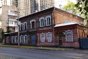 Саратов. Дореволюционный кирпичный особняк 1917 года постройки