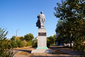 Энгельс. Лётный городок. Памятник В.И. Ленину