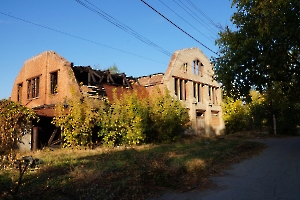 Саратов. Посёлок НИИ Юго-Востока. Здание семенного склада 1910 года постройки после пожара в 2014 году
