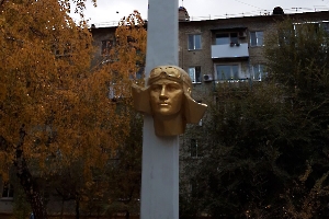 Саратов. Памятник М.М. Расковой на улице Ароновой