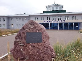 Саратов. Декоративный камень с памятной табличкой: «Аэропорт Саратов основан в 1931 году»