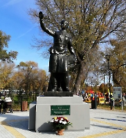 Саратов. Памятник Марине Расковой