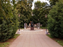 Саратов. Памятник Первой учительнице