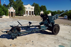 Старые Бурасы. Мемориал «Родина Мать». Самодвижущийся вариант 76,2-мм дивизионной пушки ЗИС-3