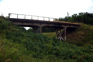 Автомобильный мост-путепровод через железную дорогу 1916 года постройки