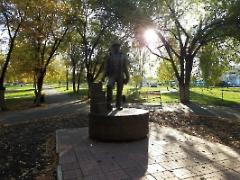 Саратов. Памятник строителю