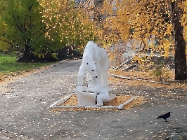 Саратов. Скульптурная композиция «Группа белых медведей»