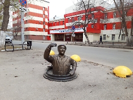 Саратов. Памятник работнику «Водостока»