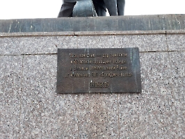 Энгельс. Памятник «Герою, отвоевавшему для нас право жить»