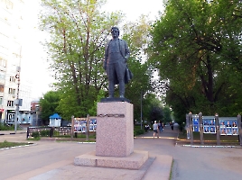Саратов. Памятник С.М. Кирову на улице Рахова